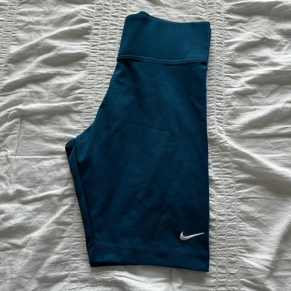 Nike workout shorts - Picture 2 of 2
